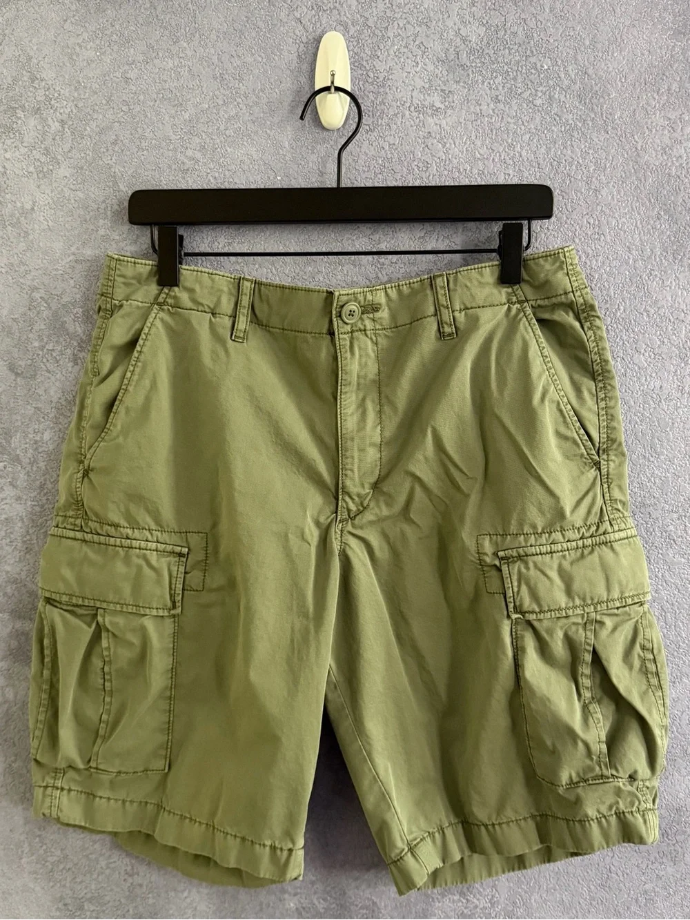 Uniqlo Men's Cargo Shorts (Used — Excellent) • Size: M